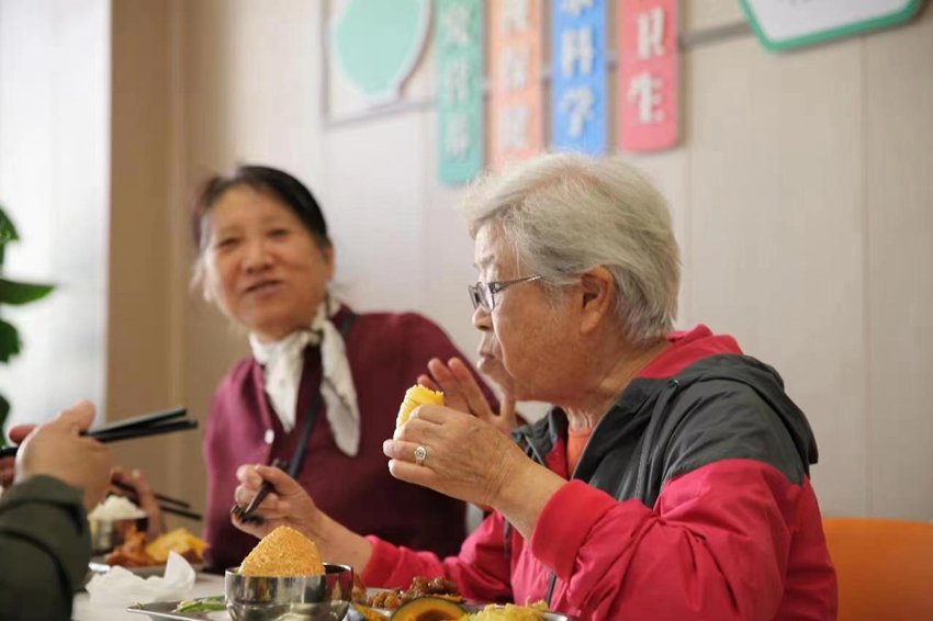 老年人在長春新區飛躍街道三佳社區敬老餐廳用餐