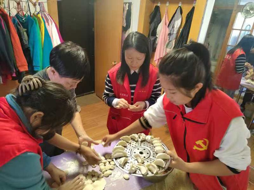 長春市寬城區丹東路社區組織到低保戶家中送溫暖活動