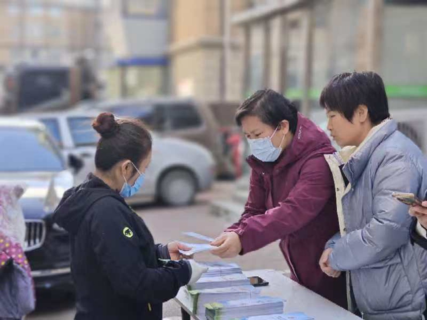 長春市救助事業中心派發救助政策宣傳單