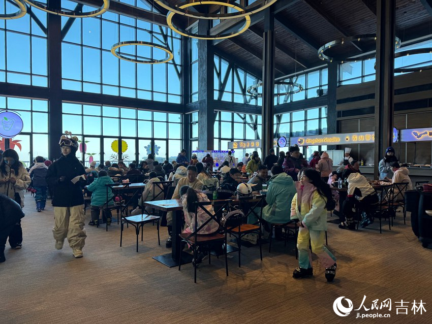 滑雪休息大廳內環境溫暖舒適,配套餐飲齊全。人民網記者 李思玥攝