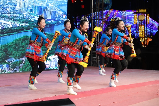 12月26日，吉林省辽源市动植物园，灵川代表团正在表演当地特色舞蹈