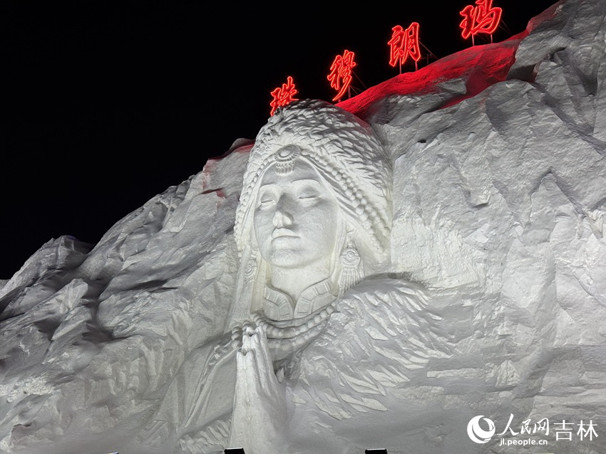 在“珠穆朗玛雪漂流”的起点,冰雪塑造的山峰与神女静默伫立,在光影中透着庄严与神秘。人民网记者 李思玥摄