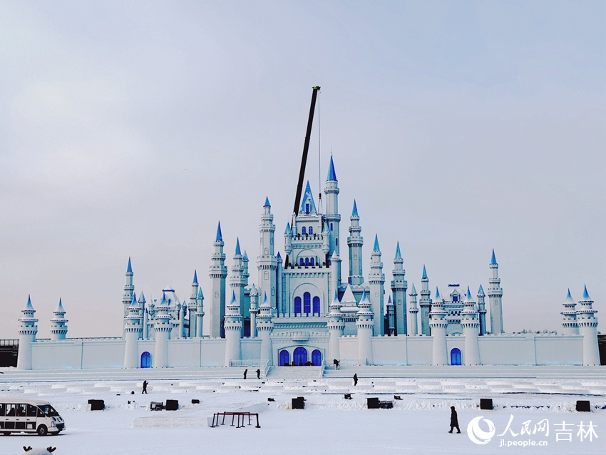 12月27日上午,长春肆季南河粉雪嘉年华进入开园前的最后准备阶段。人民网记者 李思玥摄