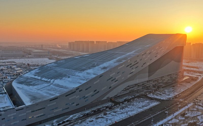 最大垂直落差85米！吉林省首家大型室内滑雪场“开板”运营