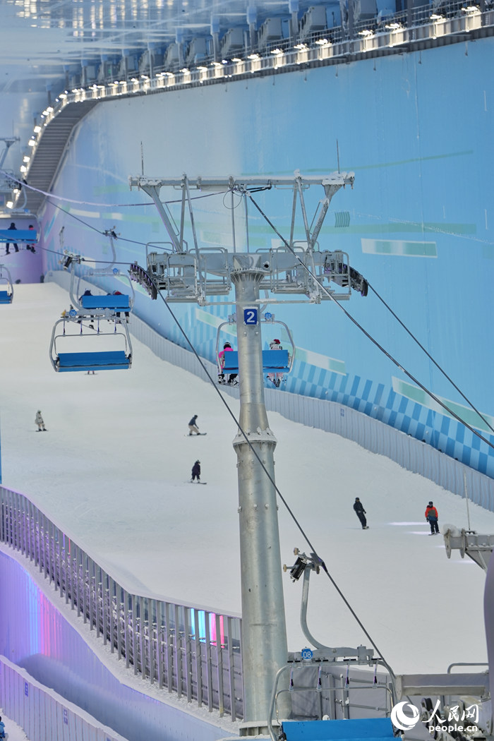 滑雪愛好者乘坐纜車前往雪道起點。人民網記者 李洋攝