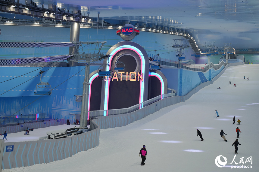 滑雪愛好者在恆溫室內滑雪場滑雪。人民網記者 李洋攝