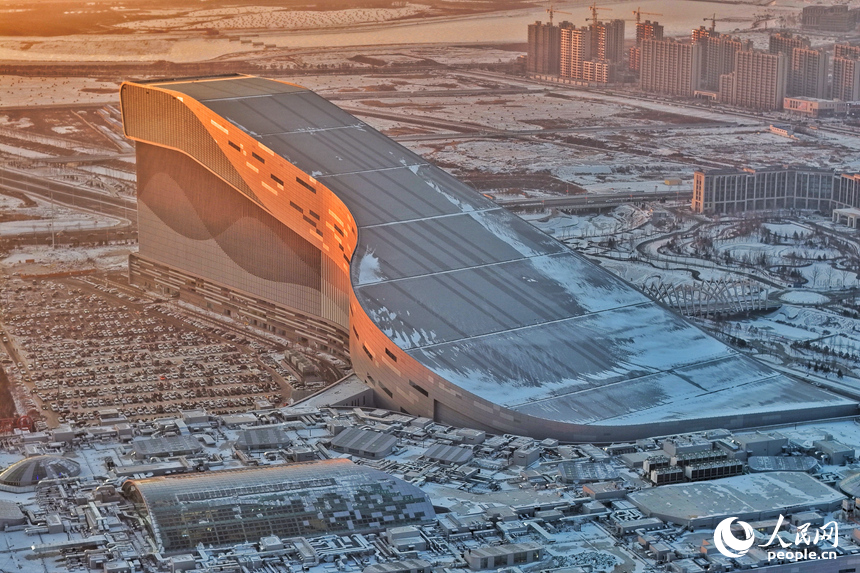 滑雪场全景。人民网记者 李洋摄