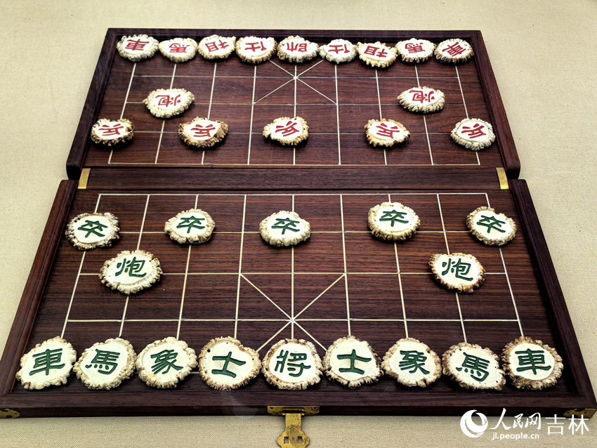 用鹿茸制成的象棋文創產品。人民網記者 王海躍攝