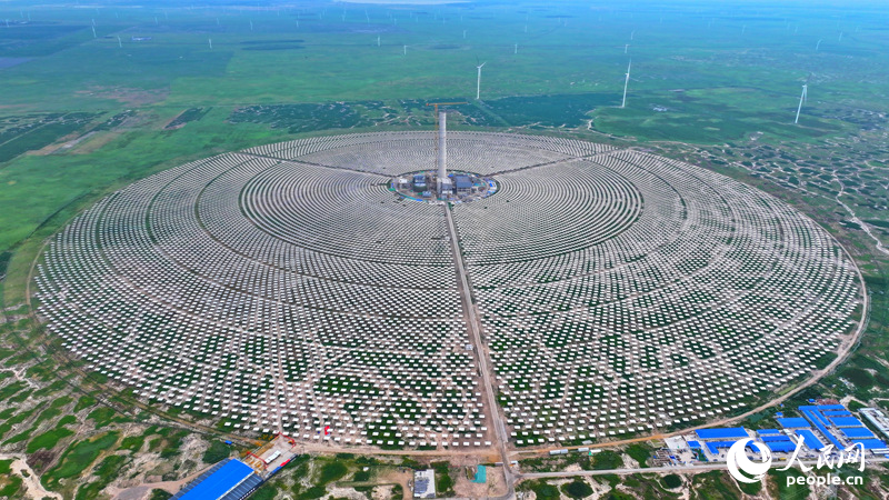 8月3日，吉林白城吉西基地魯固直流140萬千瓦外送項目1單元光熱100MW工程正加緊施工。近年來，吉林充分利用該省西部地區豐富的“風光”資源，加快推動新能源示范項目投產達效，延長氫基綠能全產業鏈，推動資源稟賦轉化為發展動能。人民網記者 李洋攝