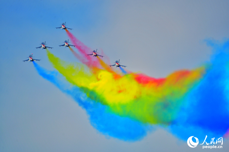 9月19日，2025年空軍航空開放活動和長春航空展在吉林長春開幕。本屆活動以“追夢空天、制勝未來”為主題，以精彩的飛行表演、新穎的裝備展示、特色的主題展區和豐富的互動體驗，全面立體展現空軍的歷史文化、建設成就和未來發展。人民網記者 李洋攝