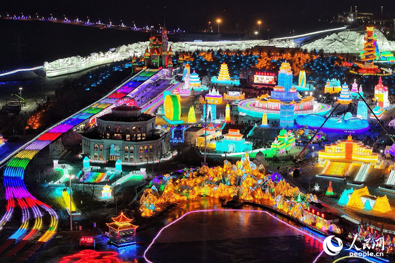 12月19日，以“冰雪福耀中華·民族大團結”為主題的長春冰雪新天地開門迎客。今年的長春冰雪新天地在冰雪景觀、娛樂設施、演藝活動等方面進行了一系列創新升級。隨著夜幕降臨，冰雕景觀亮燈，整個園區仿佛一座如夢如幻的冰雪王國。新雪季，長春市圍繞“學滑雪，到長春”和“冰雪新天地，粉雪嘉年華”兩大主題舉辦200余項特色冰雪活動，持續推動冰雪經濟高質量發展。人民網記者 李洋攝