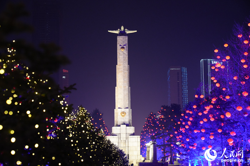 1月，隨著新春佳節臨近，長春市節日氛圍愈發濃厚。城區內張燈結彩，火紅的燈籠點綴著街頭巷尾，為即將到來的新年繪上了一筆喜慶的“中國紅”。人民網記者 李洋攝