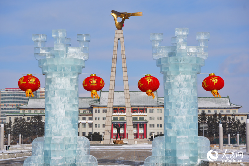 “冰天坛”旁挂起的大红灯笼格外喜庆。人民网记者 李洋摄