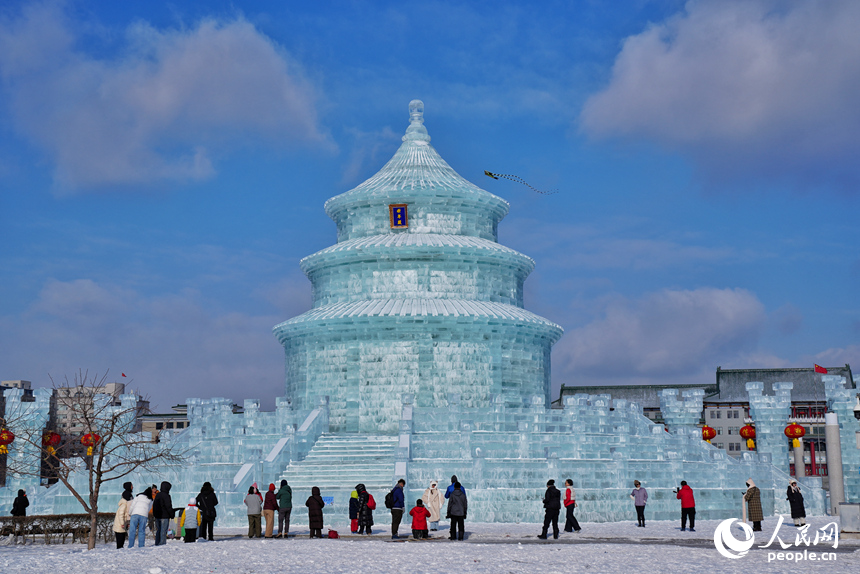 “冰天坛”吸引着大批市民游客前来观赏。人民网记者 李洋摄
