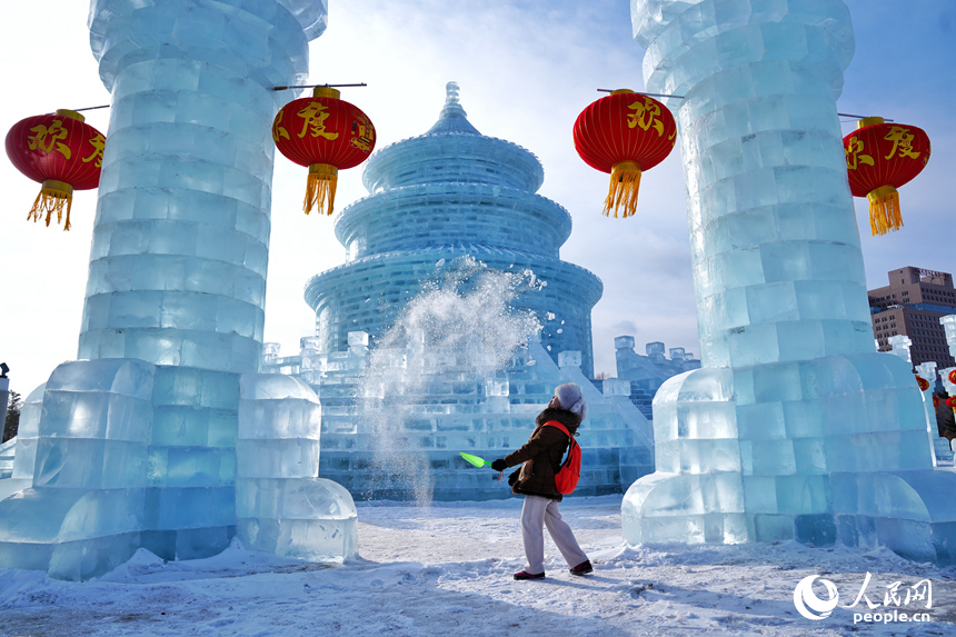 游客在“冰天坛”景观前玩雪赏冰。人民网记者 李洋摄