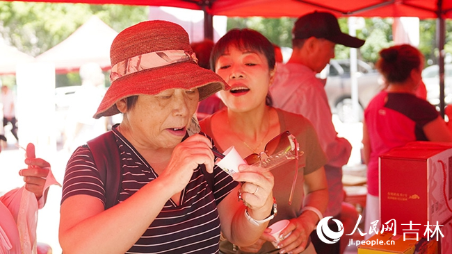 沈阳市民现场品尝大米。李成伟 摄