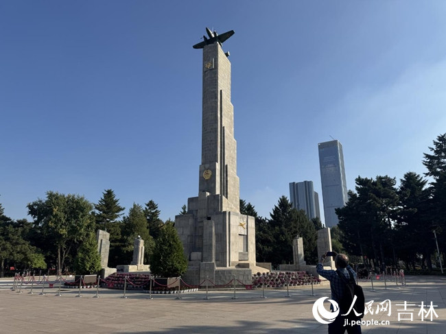 用鏡頭記錄蘇聯紅軍烈士紀念塔的侯志國。人民網記者 李思玥攝