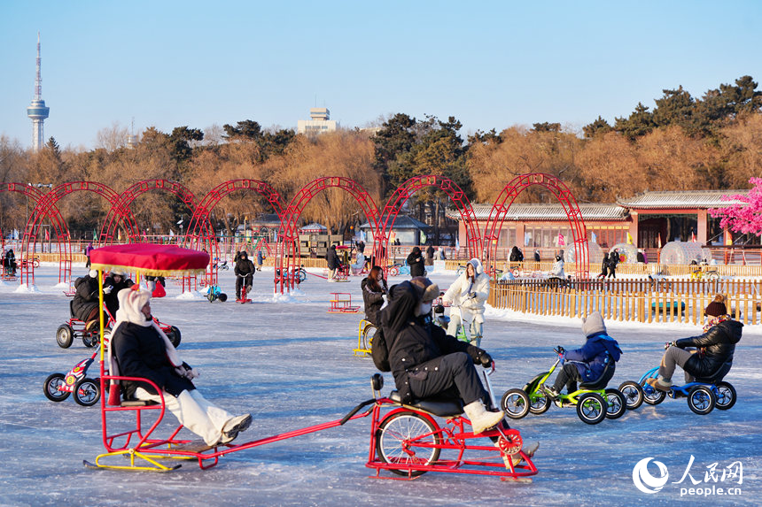 市民游客在长春南湖公园畅享冰雪乐趣。人民网记者 李洋摄