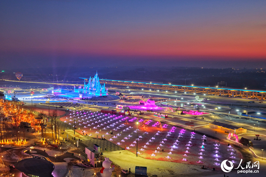 在长春肆季南河岸线公园，由270个雪雕组成的“雪人方队”吸引着市民游客前来观赏。人民网记者 李洋摄