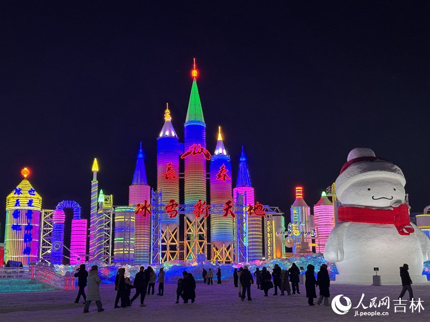 夜晚八点的长春冰雪新天地门前，依然有很多游客入园。人民网记者 李思玥摄