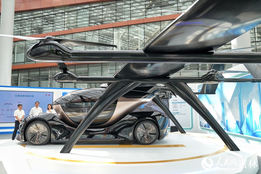 中国一汽创新成果汇报展红旗“天辇1号”飞行汽车。人民网记者 李洋摄