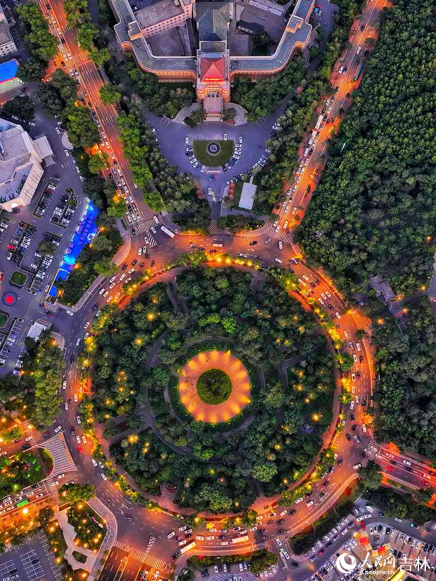 长春新民广场环岛路。人民网记者 李洋摄