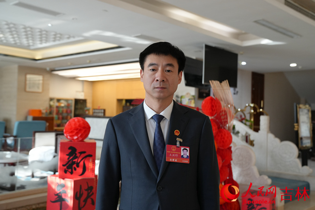长春市人大代表、吉林农商银行公主岭支行党委书记王洪野。人民网记者 李洋摄