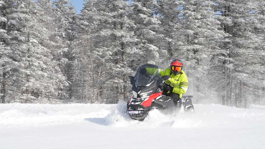 游客體驗雪地摩托疾馳林間，解鎖冰雪速度與激情。（和龍市委宣傳部供圖）