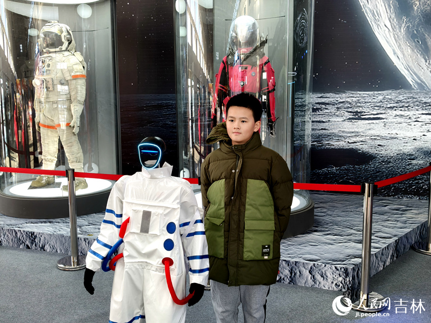 小男孩與機器人合影留念。劉子銘攝