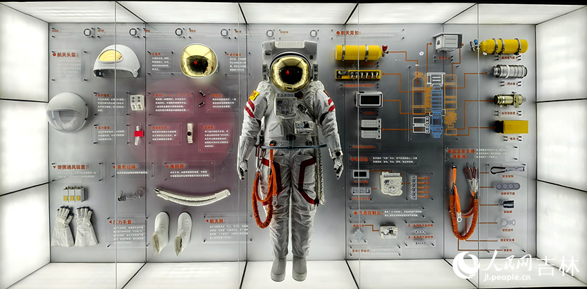“飛天”二代航天服拆解模型。劉子銘攝