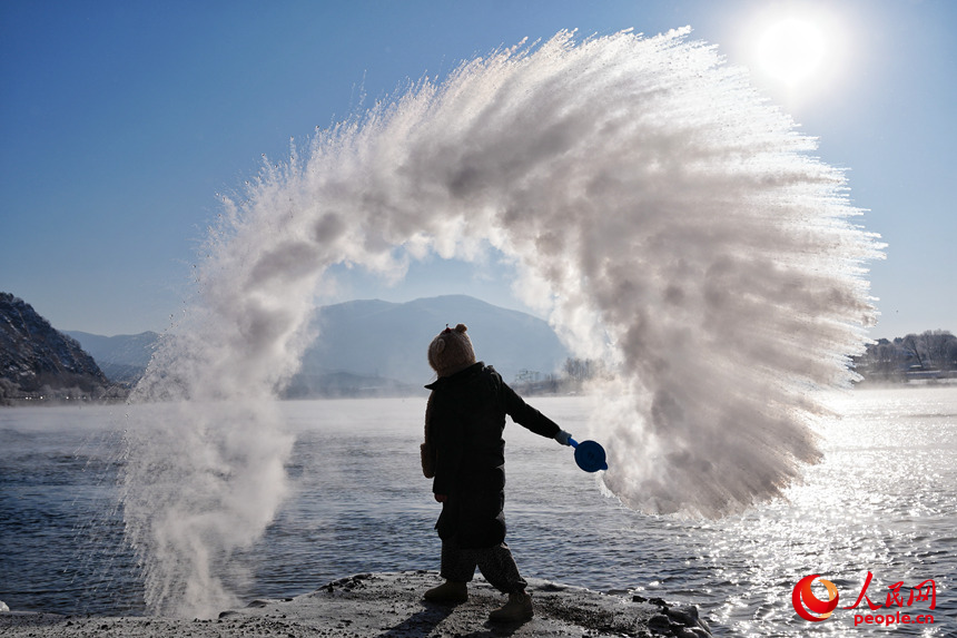 游客在松花江畔感受泼水成冰。人民网记者 李洋摄