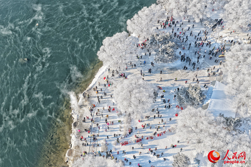 雾凇景观吸引了大批游客前来观赏。人民网记者 李洋摄