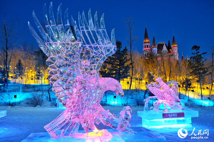 惟妙惟肖的冰雕作品尽显“极寒”之美。人民网记者 李洋摄