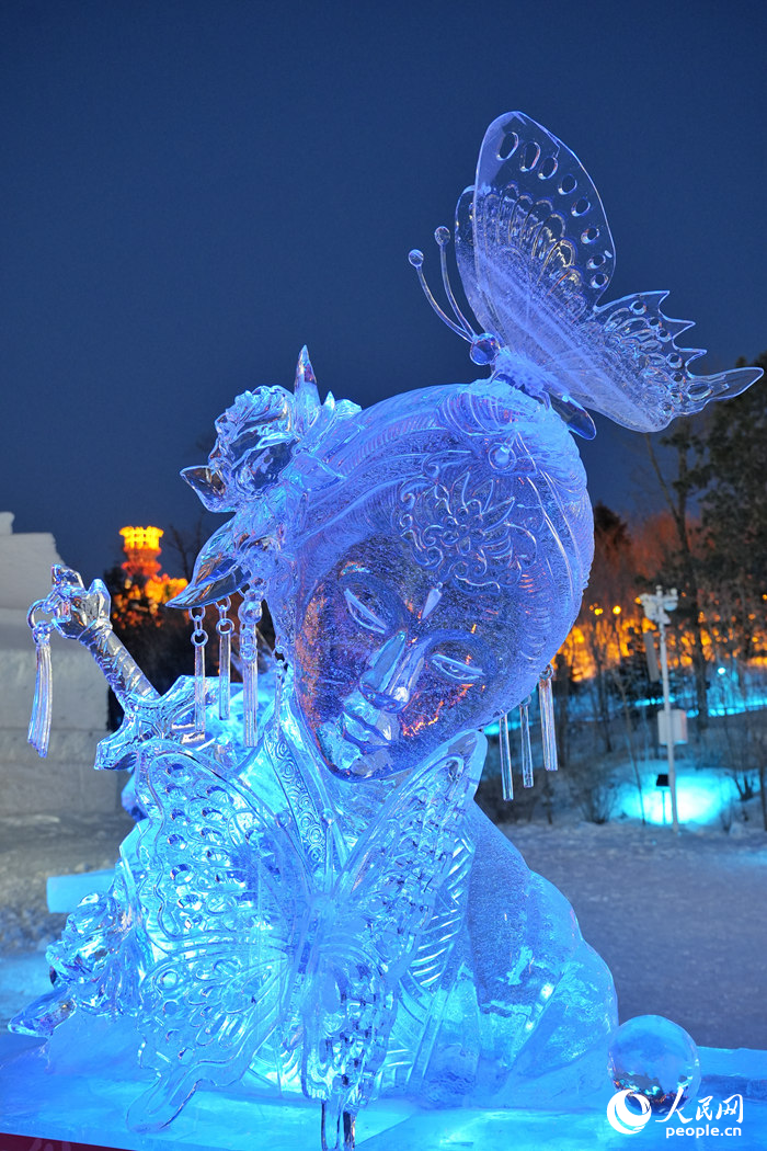 冰雕作品《花香蝶自来》精巧灵动、生动传神，耳环、配饰等细节处处逼真，成为大赛最出圈的作品之一。人民网记者 李洋摄