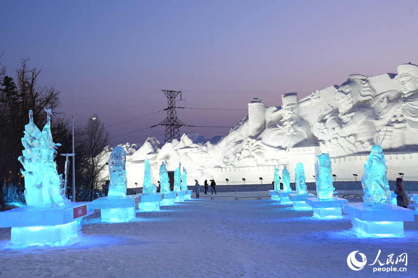 各式冰雕宛如童话世界。人民网记者 李洋摄