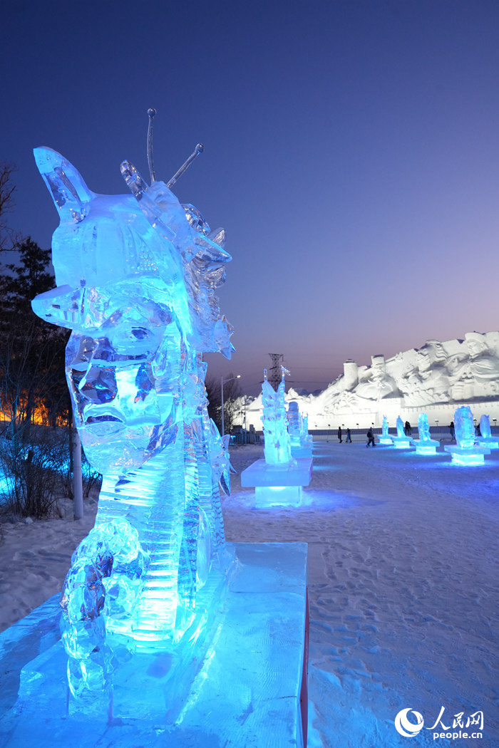 精美的冰雕在灯光的照射下显得晶莹剔透。人民网记者 李洋摄