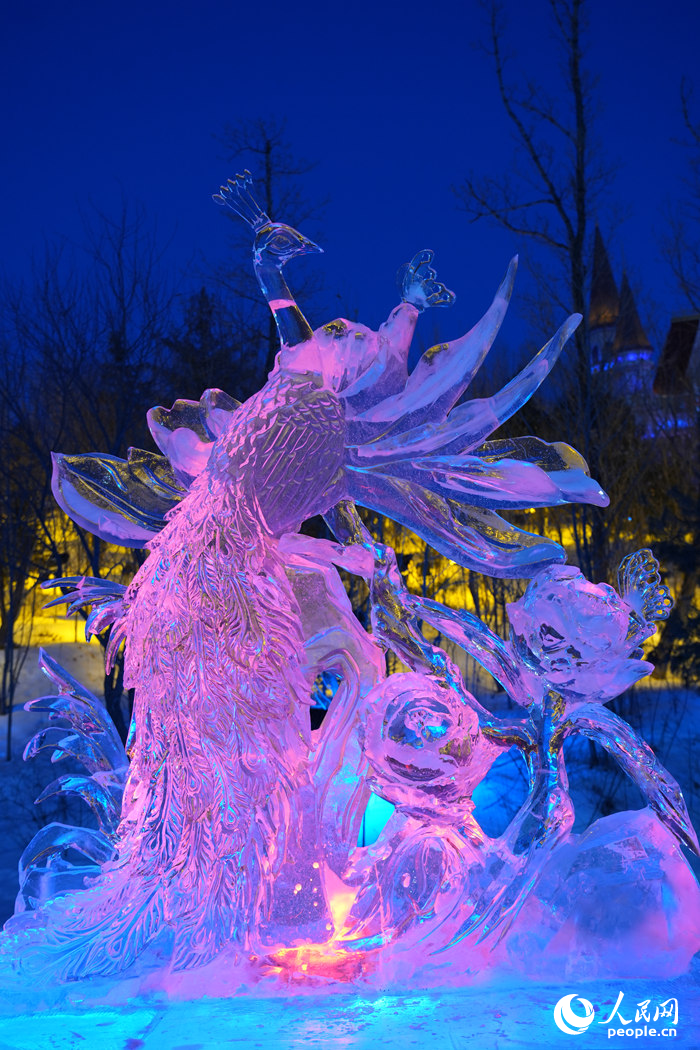 精美的冰雕在灯光的照射下显得晶莹剔透。人民网记者 李洋摄