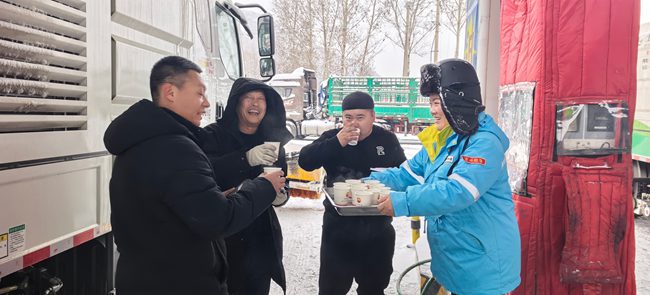 冬日为进站车辆提供热饮。邹爱军 摄