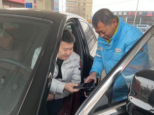 客户在加油现场通过N8手持设备完成了支付。张大城 摄