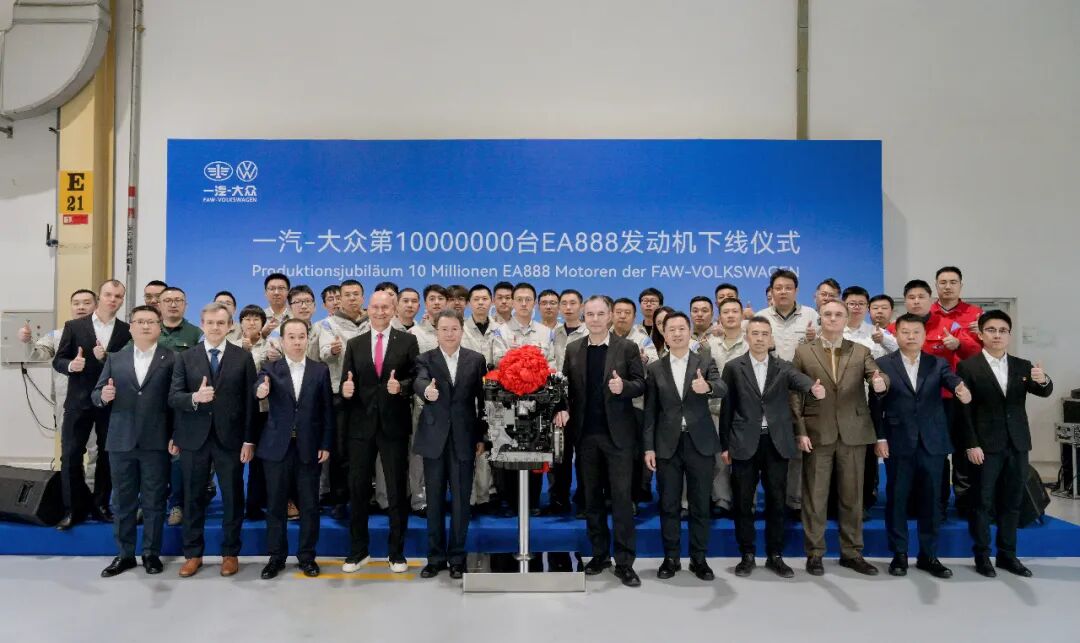 中外管理层和员工代表合影