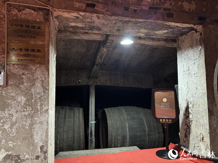 通葡地下大酒窖内建于1937年的8号储酒室。人民网记者 李思玥摄