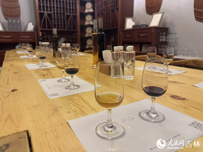 在鸭江谷酒庄的品鉴室里，红、白两款冰酒静候品鉴。人民网记者 李思玥摄