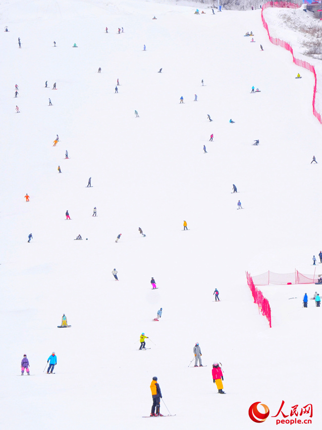 吉林北大湖滑雪場人流如織。人民網記者 李洋攝