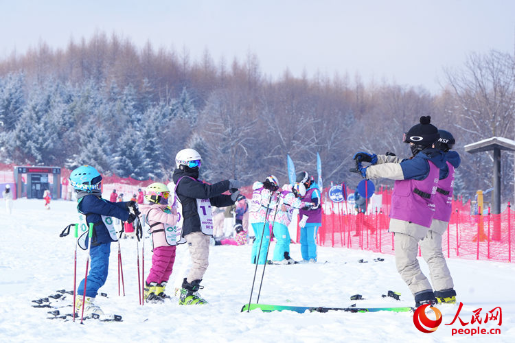 學生們在冰雪假期學習滑雪。人民網記者 李洋攝