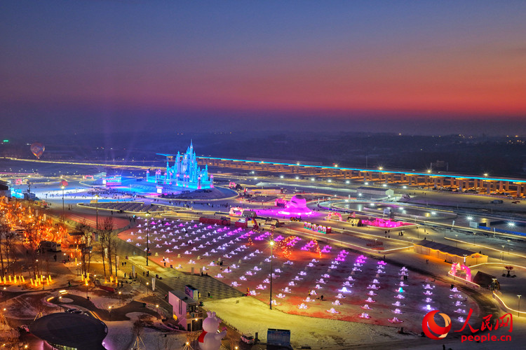 在長春肆季南河岸線公園，由270個雪雕組成的“雪人方隊”吸引著市民游客前來觀賞。人民網記者 李洋攝