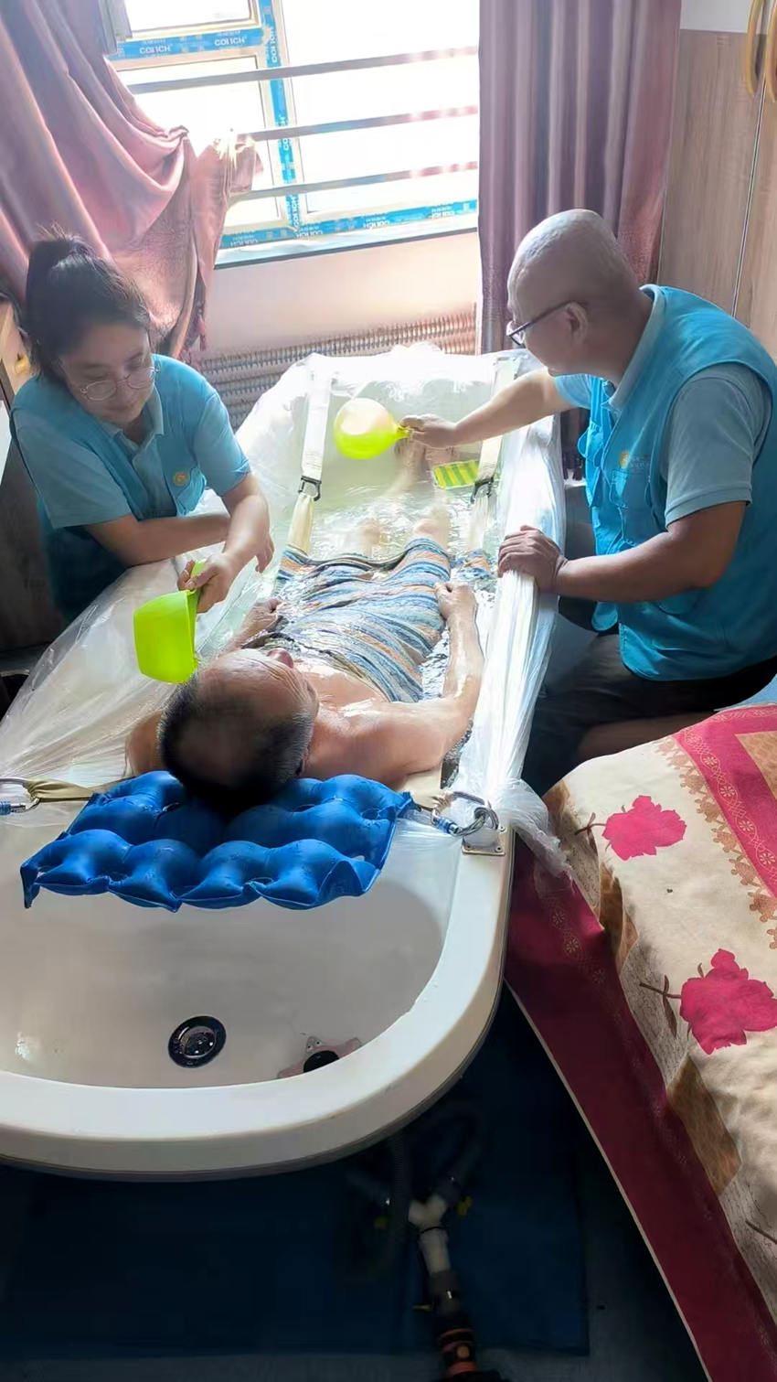 佐邻佑舍南湖托养中心助浴团队上门为老人服务（受访者供图）