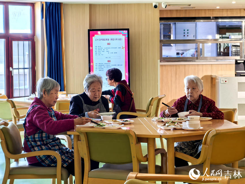 博远·祥祉圆老人正在吃午餐。人民网记者 王海跃摄