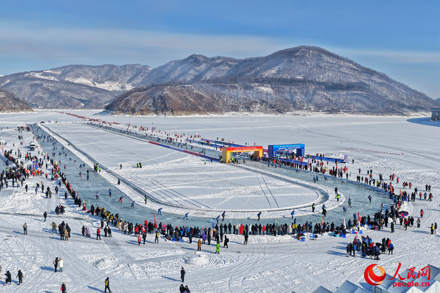本次赛事吸引了大批游客前来观赛。人民网记者 李洋摄