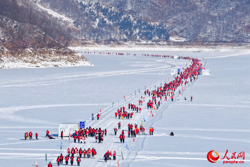 冰雪爱好者参加雪地健康跑活动。人民网记者 李洋摄