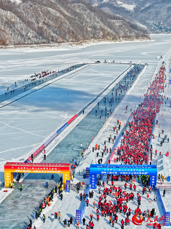 冰雪爱好者在松花江上演绎速度与激情。人民网记者 李洋摄